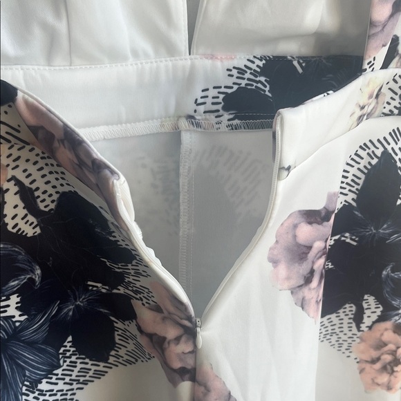 Lulu's Elegant Floral V-Neck Romper Size Medium - Picture 8 of 11